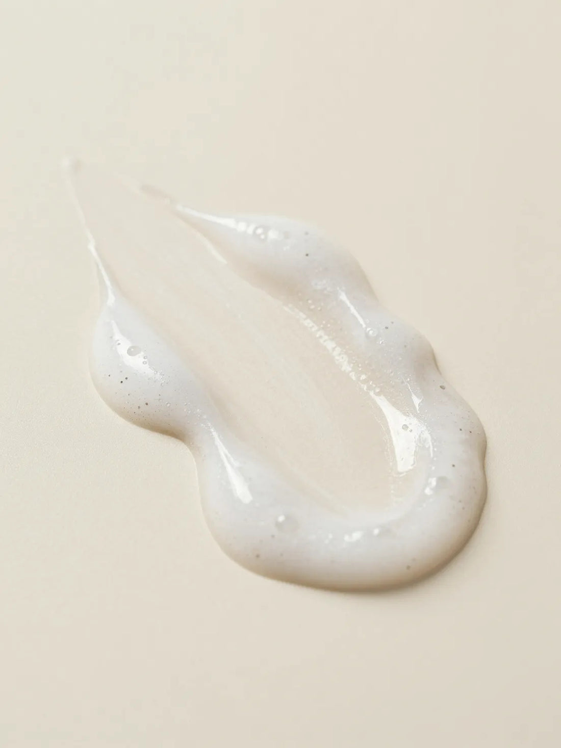THE ROSE CONDITIONING WASH FOR MEN, the texture of clear washing gel in close macro
