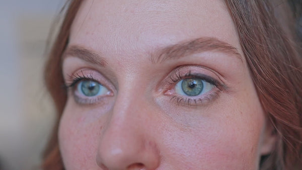 Opuliss Beauty makeup ritual step two, apply: building eyeshadow color with a brush.