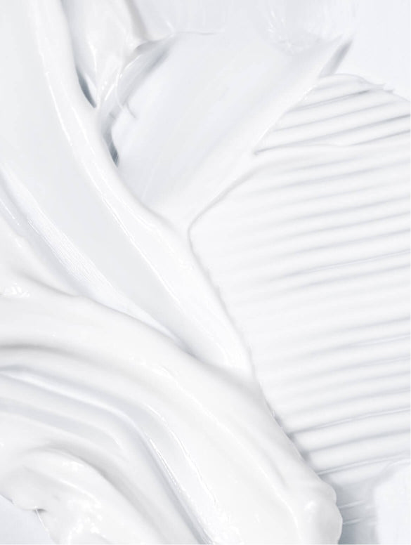 HYDRATING BODY SERUM AMBER, the formula photographed at macro scale